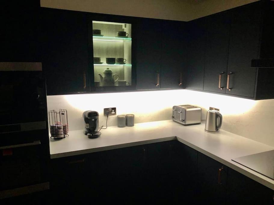 Sandileigh House By Yourstays - Luxurious 3 Bedroom House In 艾纯查姆 外观 照片