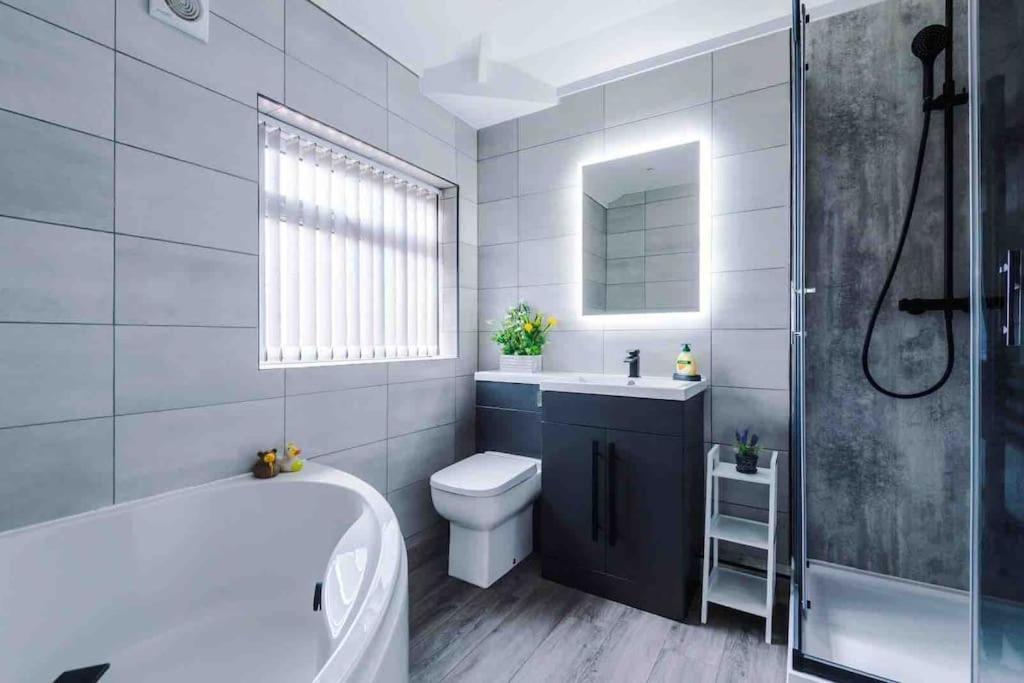 Sandileigh House By Yourstays - Luxurious 3 Bedroom House In 艾纯查姆 外观 照片
